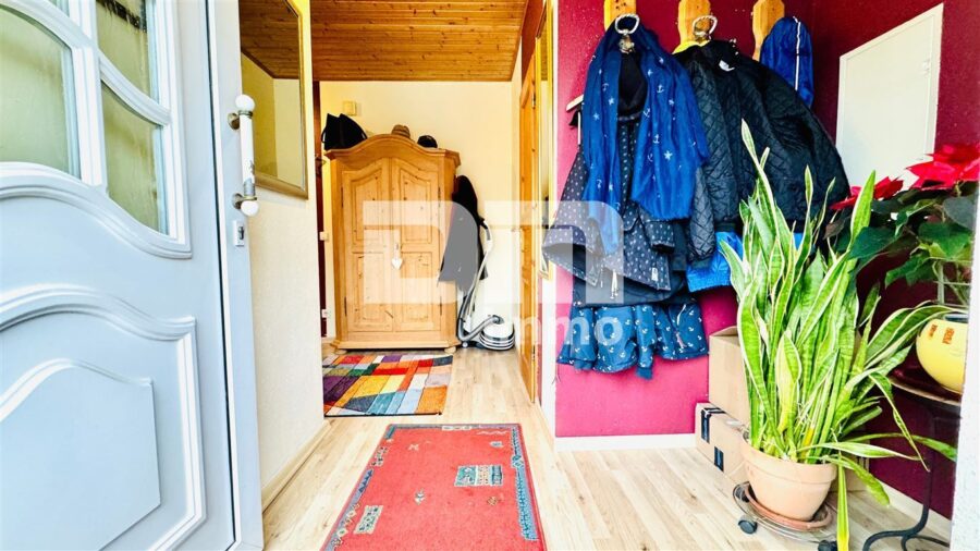 Hochwertiges Einfamilienhaus in traumhafter Ortsrandlage mit Einliegerbereich - EG Windfang / Flur / Diele